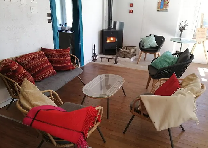 \'Maison Des Artistes\' For Up To 15 In Nature Park